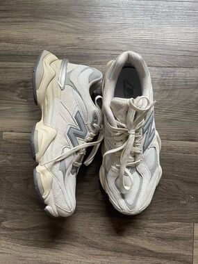 New Balance Cream & Light Gray Retro Chunky Sneakers, Womens Size 8.5